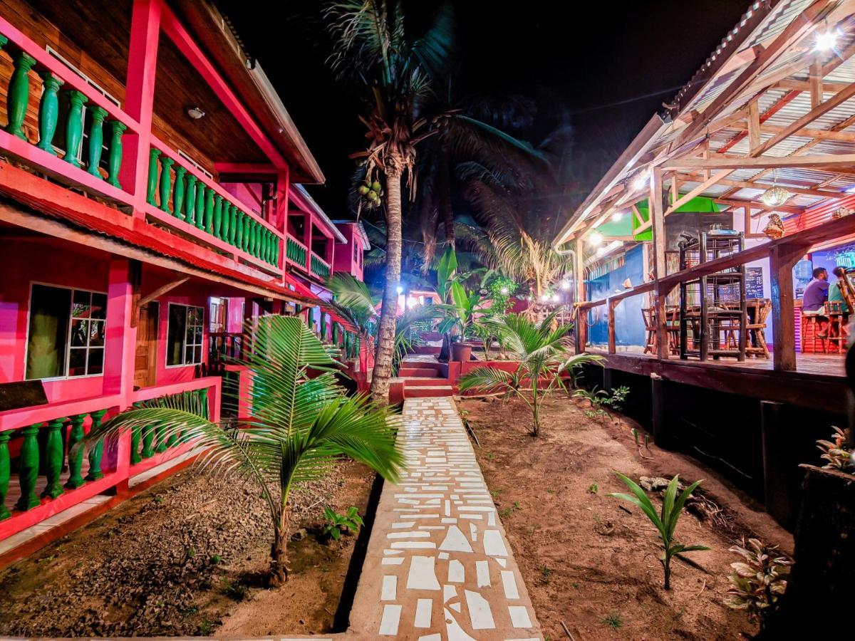 Las Palmeras Oceanview Hotel And Dive Center Little Corn Island Exterior photo